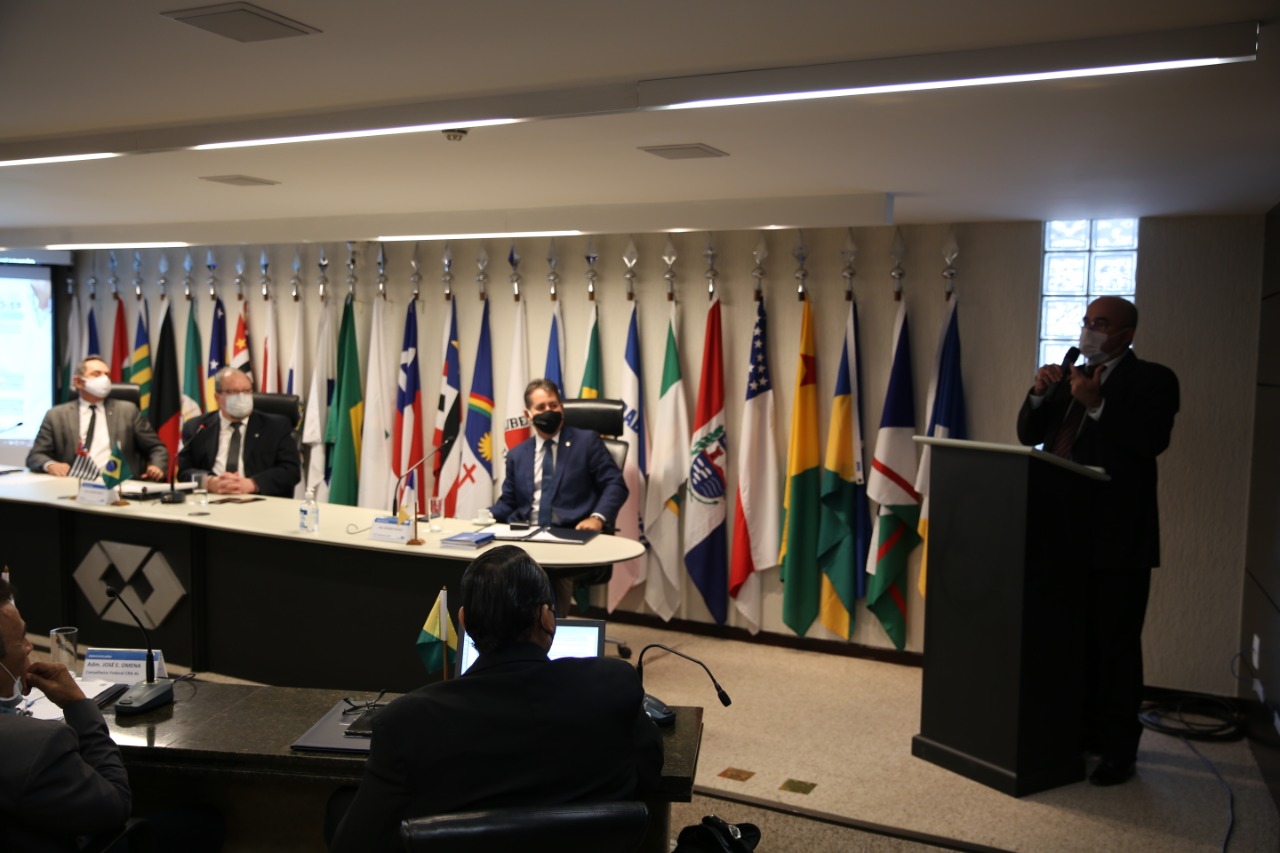 Adm. Leonardo Macedo apresenta e-CIP em plenária no CFA